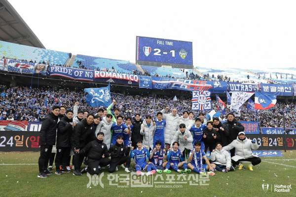 충남 아산과의 경기에서 승리한 이후 기념 촬영을 하는 수원 삼성 / 출처 = 수원 삼성 블루윙즈 구단 공식 인스타그램