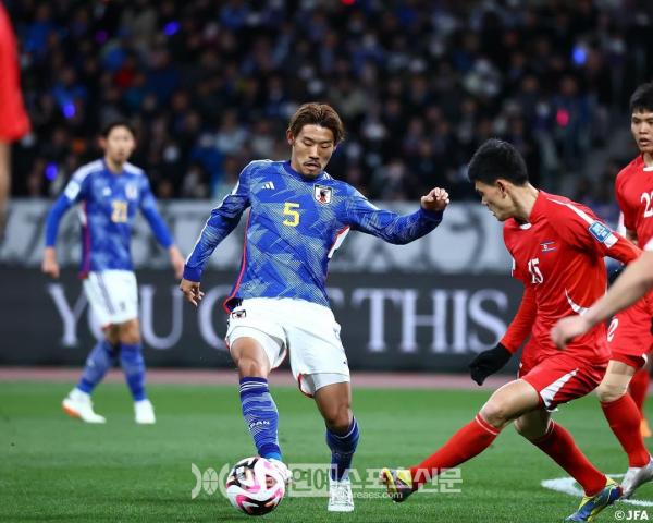 북한과의 아시아 2차예선 3차전 경기에서 볼을 지켜내고 있는 일본 모리타 히데마사 선수 / 출처 = 일본축구협회 공식 인스타그램